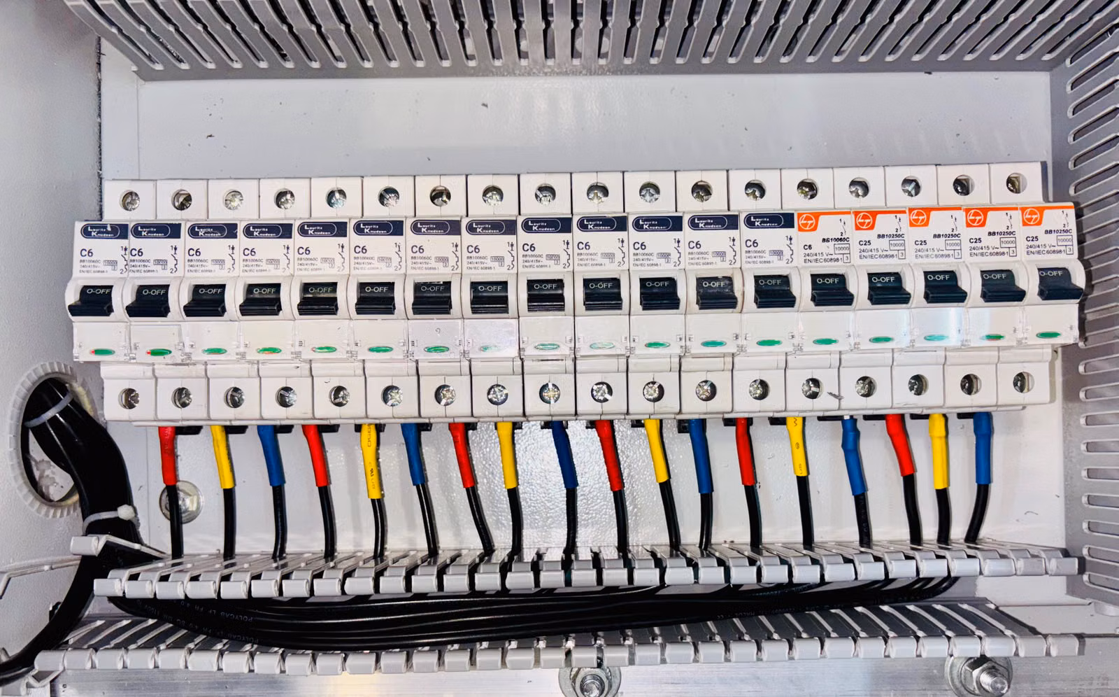 Instalaciones Eléctricas en Baja Tensión